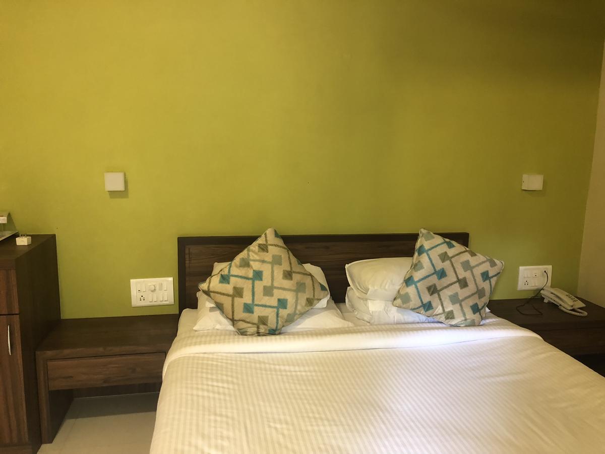 Coco Goa Hotel Arpora Bagian luar foto