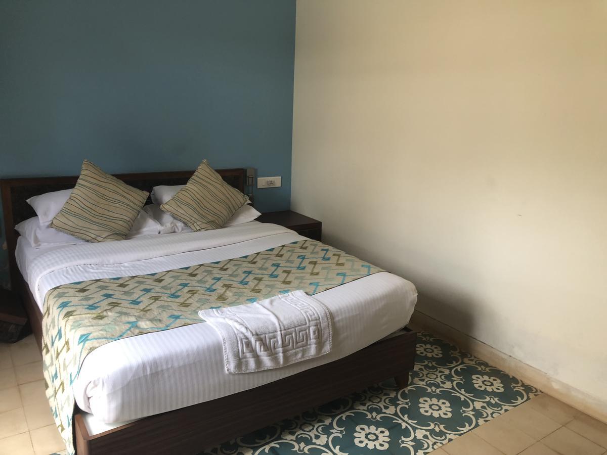 Coco Goa Hotel Arpora Bagian luar foto