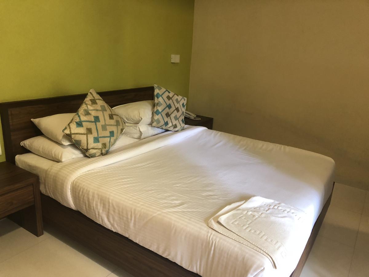 Coco Goa Hotel Arpora Bagian luar foto
