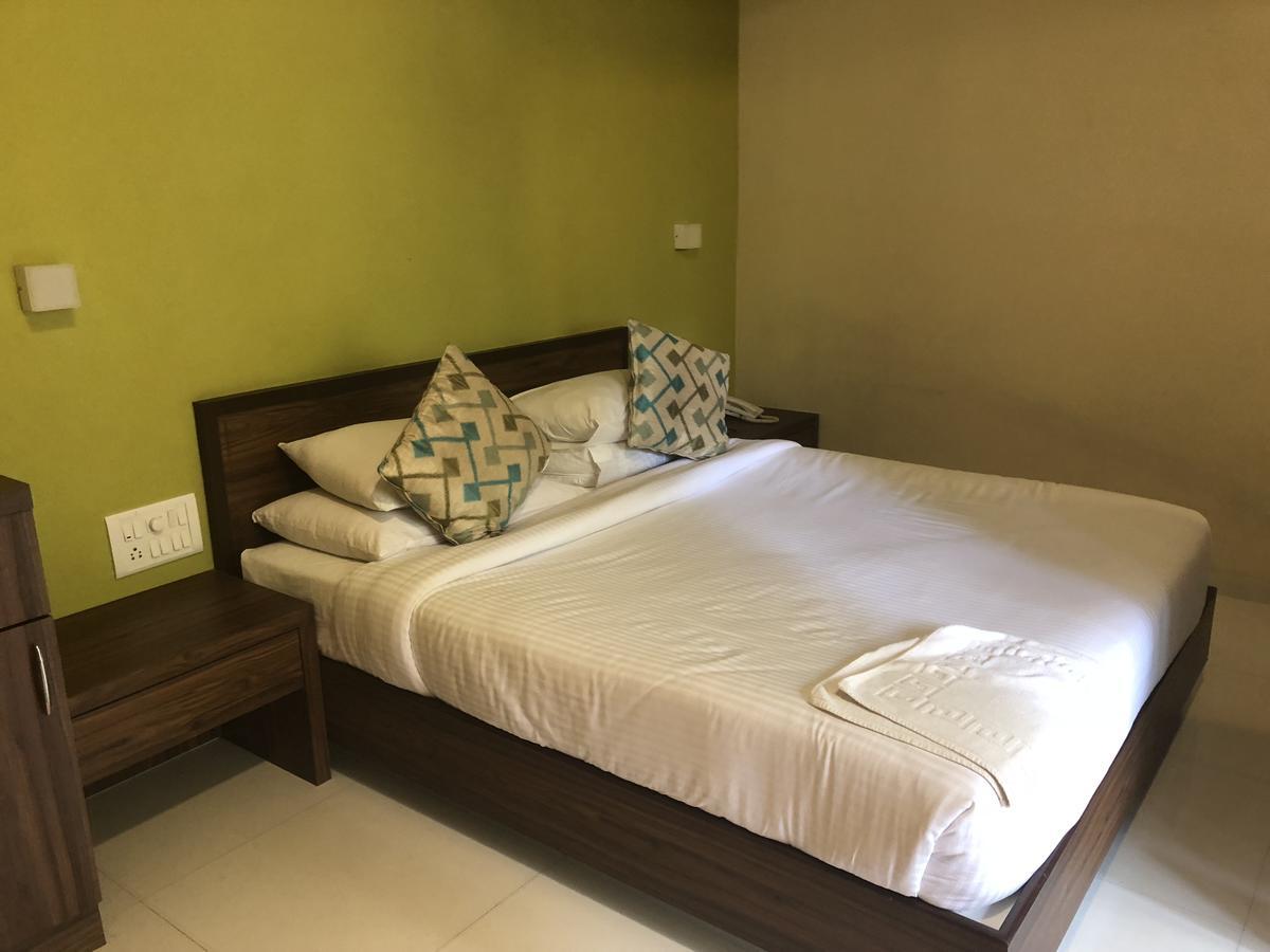 Coco Goa Hotel Arpora Bagian luar foto