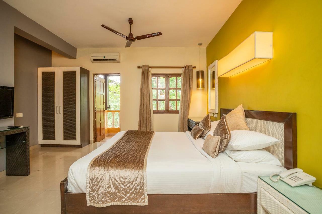 Coco Goa Hotel Arpora Bagian luar foto