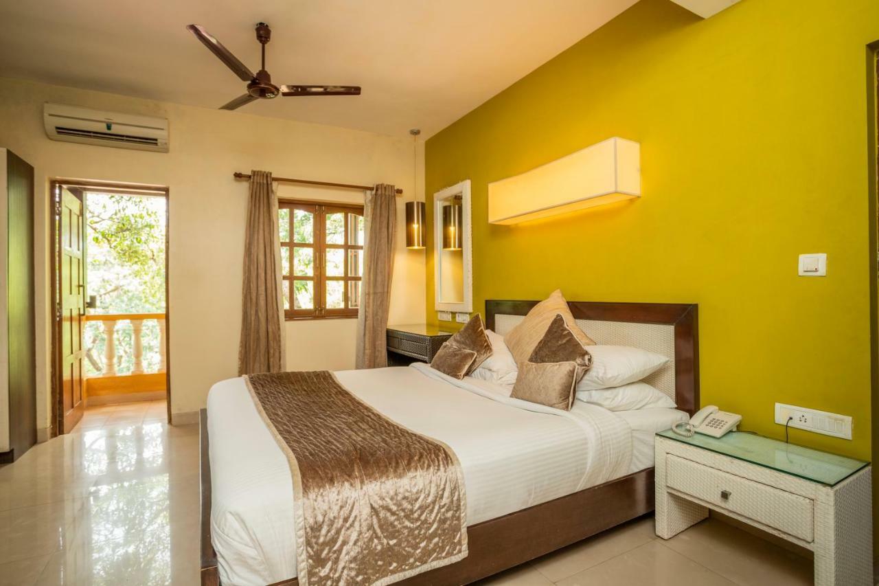 Coco Goa Hotel Arpora Bagian luar foto