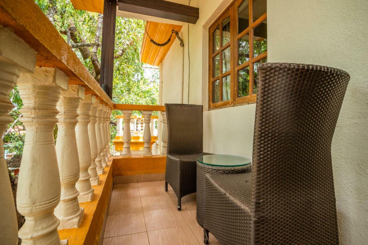 Coco Goa Hotel Arpora Bagian luar foto