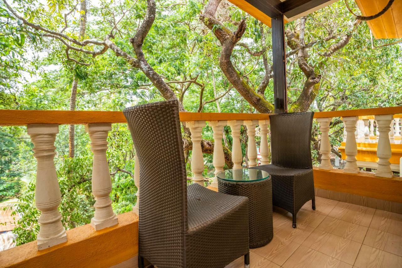Coco Goa Hotel Arpora Bagian luar foto