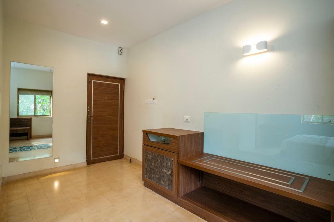 Coco Goa Hotel Arpora Bagian luar foto