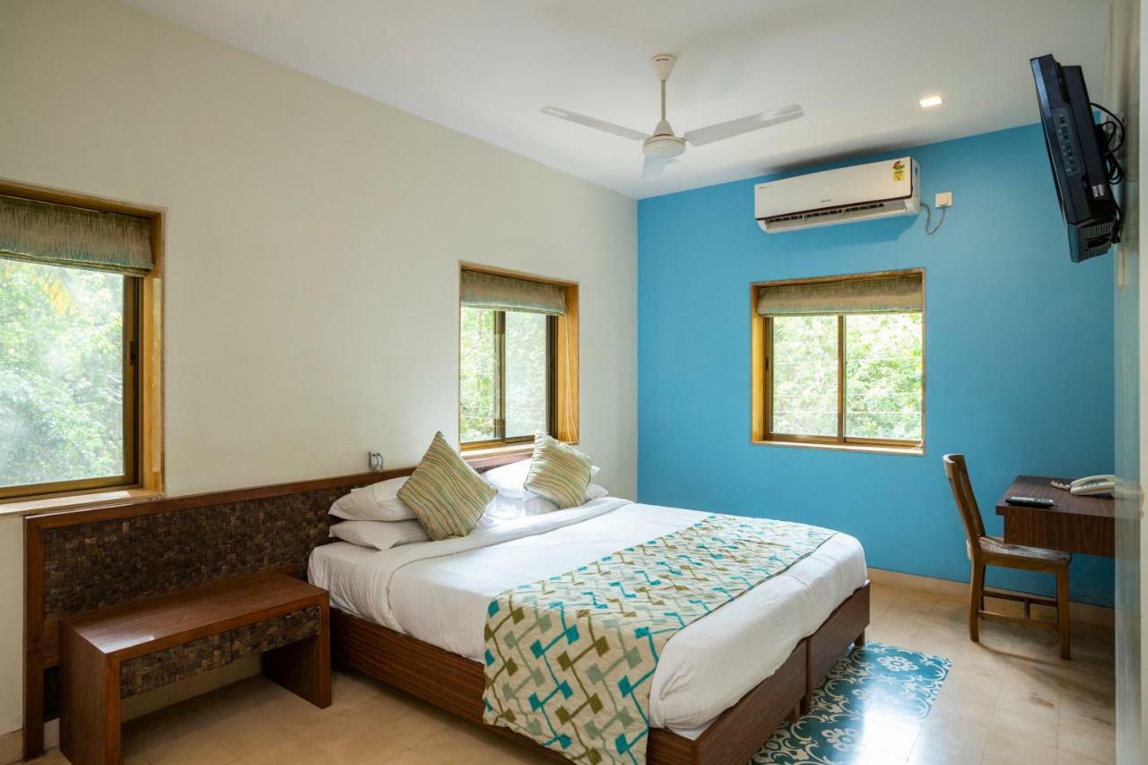 Coco Goa Hotel Arpora Bagian luar foto