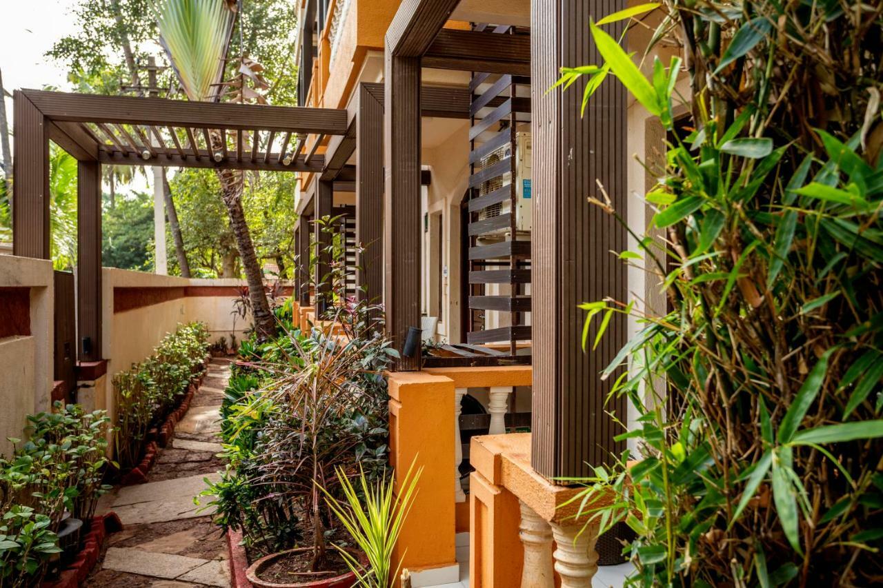 Coco Goa Hotel Arpora Bagian luar foto