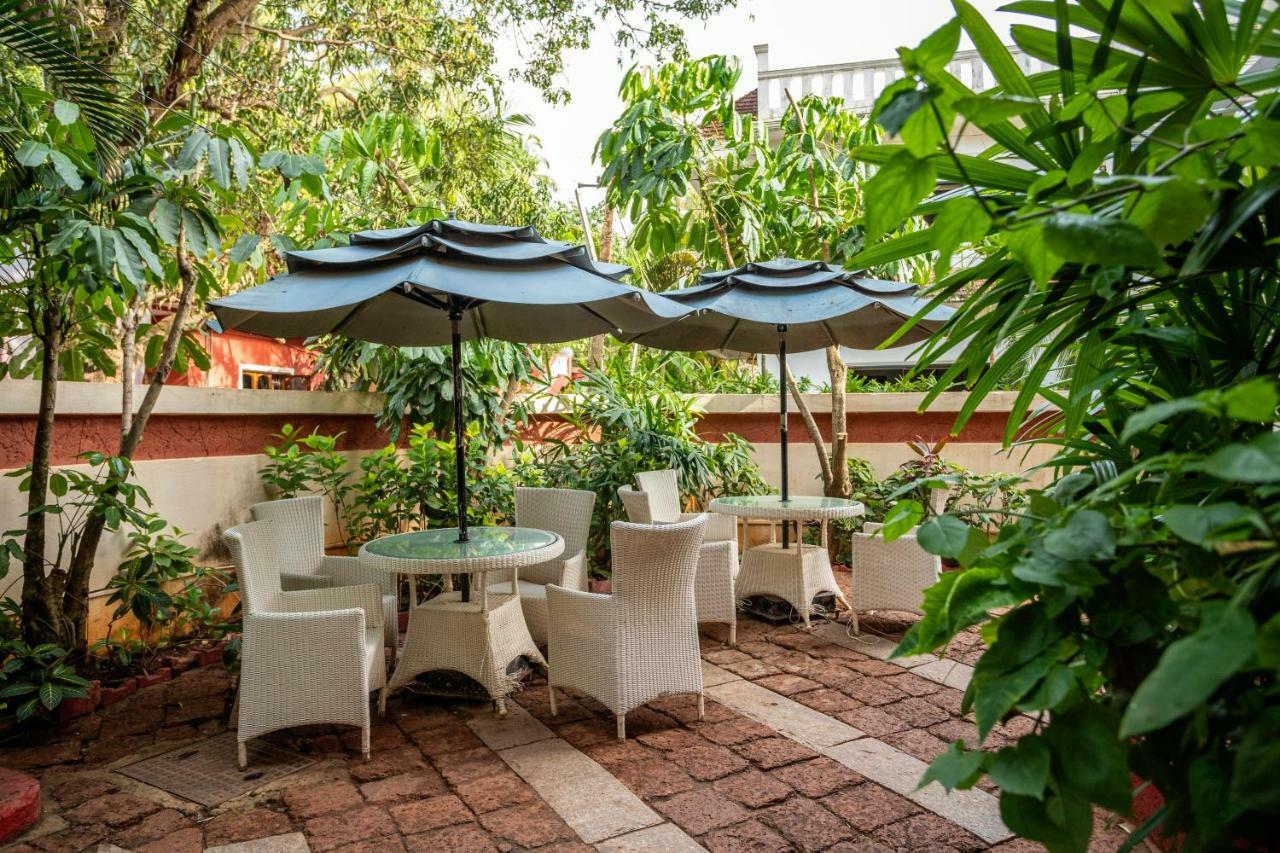 Coco Goa Hotel Arpora Bagian luar foto