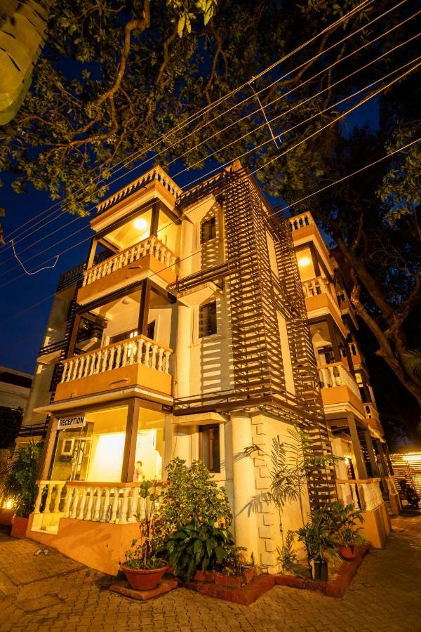 Coco Goa Hotel Arpora Bagian luar foto