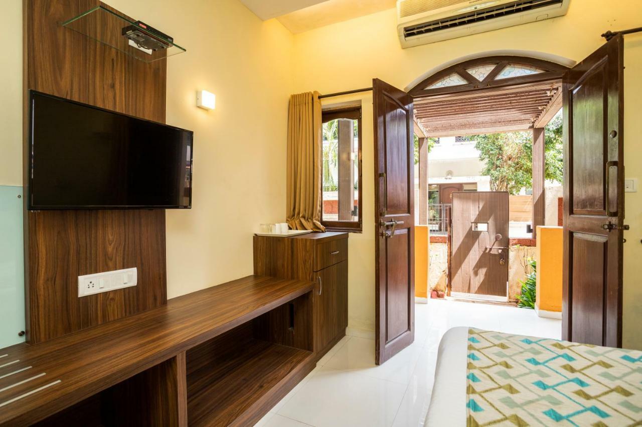 Coco Goa Hotel Arpora Bagian luar foto