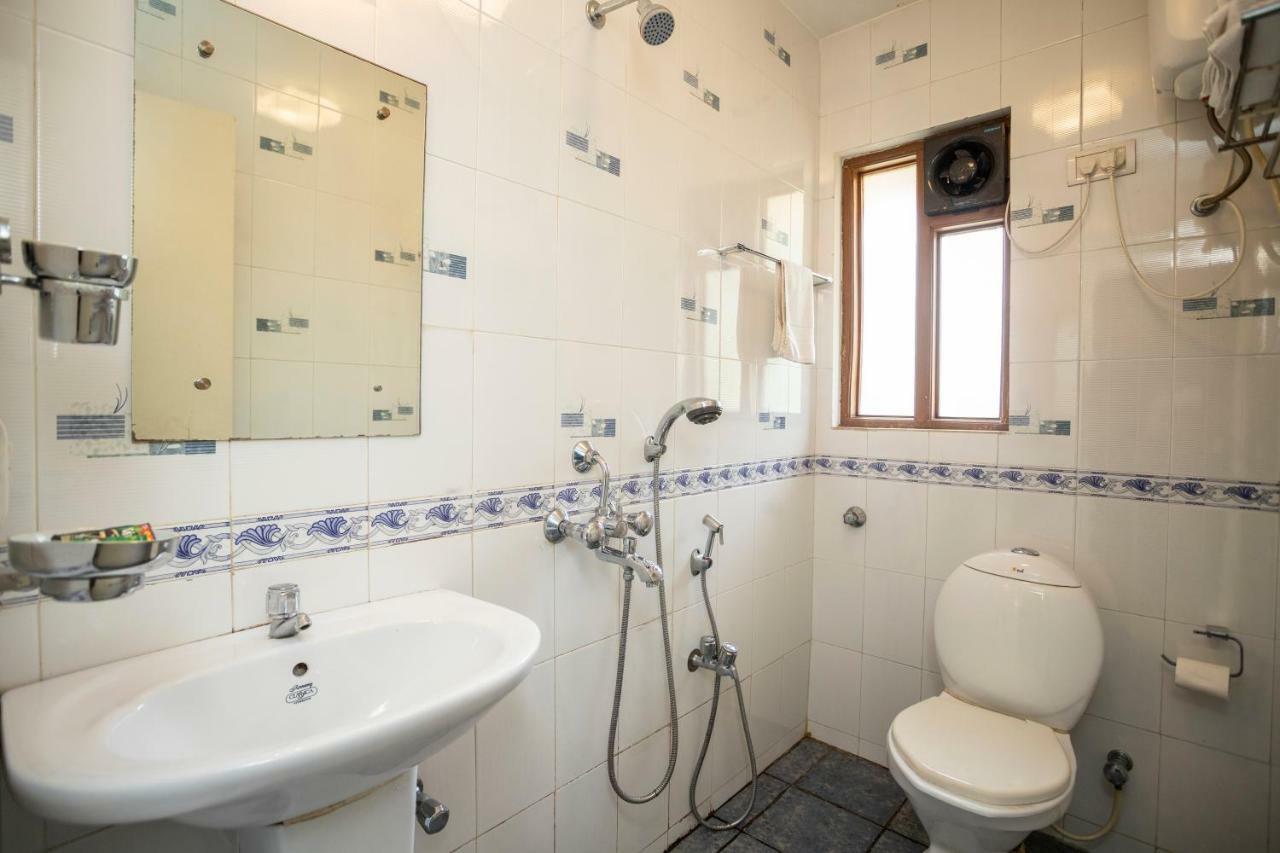 Coco Goa Hotel Arpora Bagian luar foto
