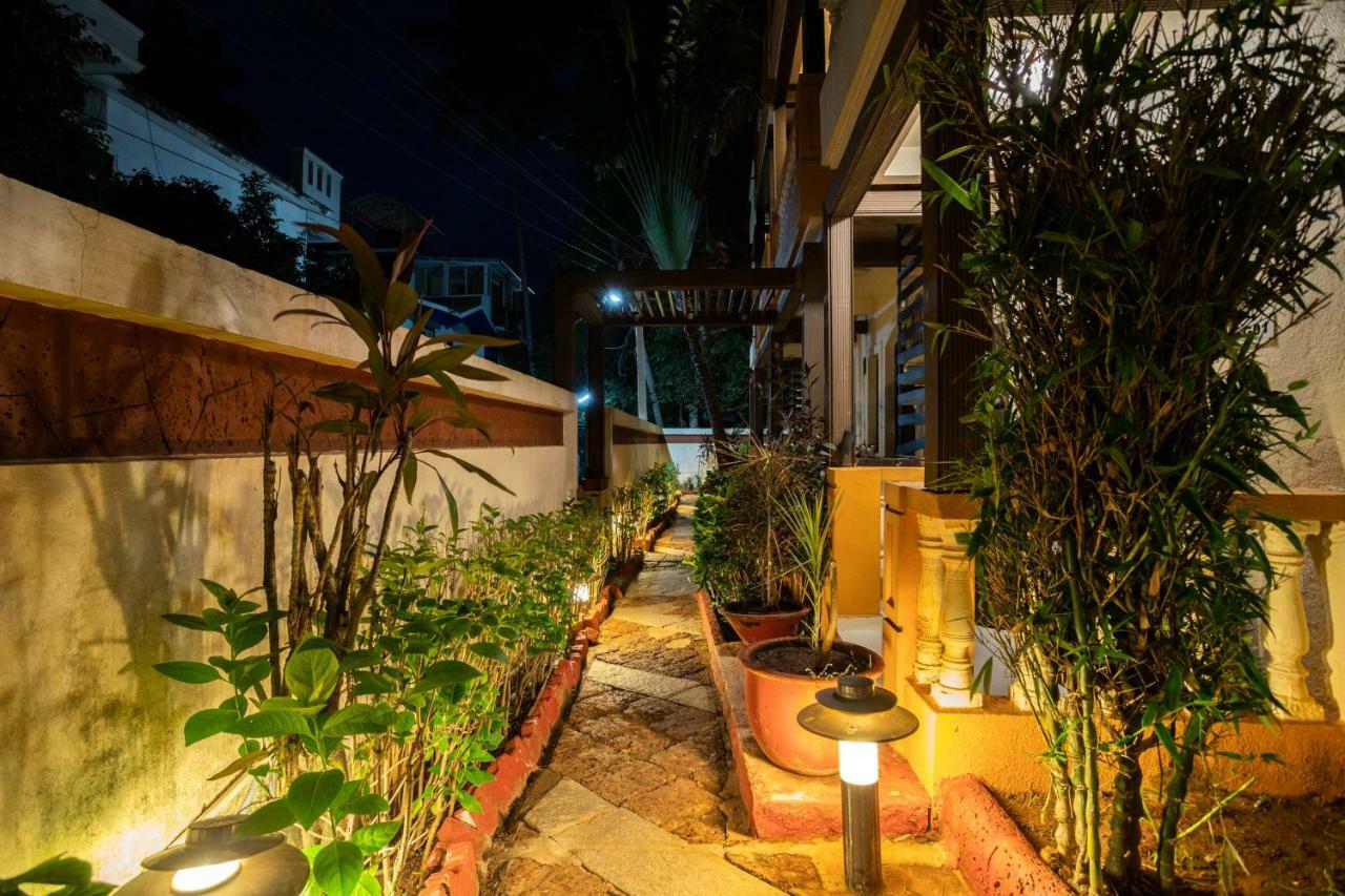 Coco Goa Hotel Arpora Bagian luar foto