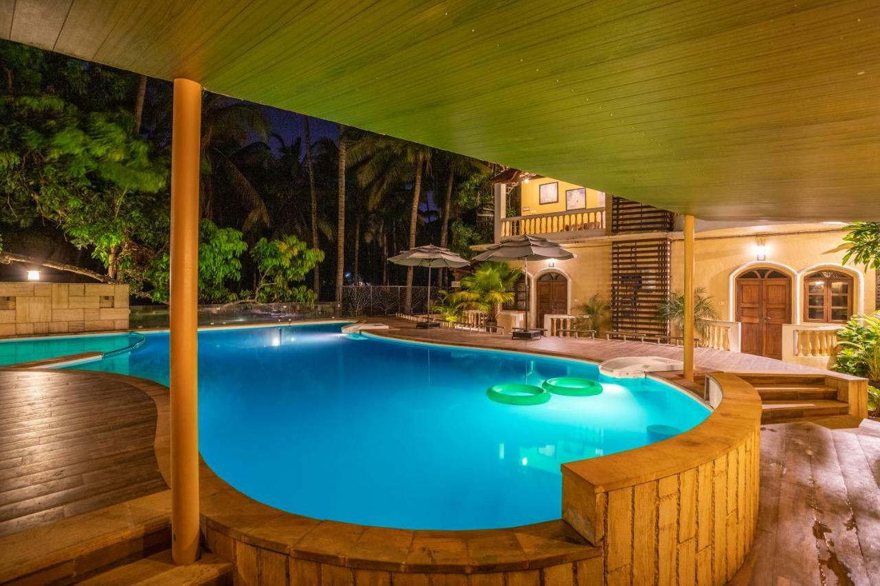 Coco Goa Hotel Arpora Bagian luar foto
